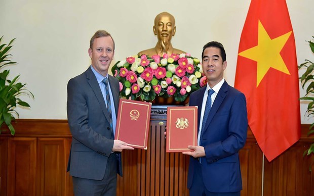 确定《越南与英国自由贸易协定》生效日期换函仪式在河内举行 hinh anh 1