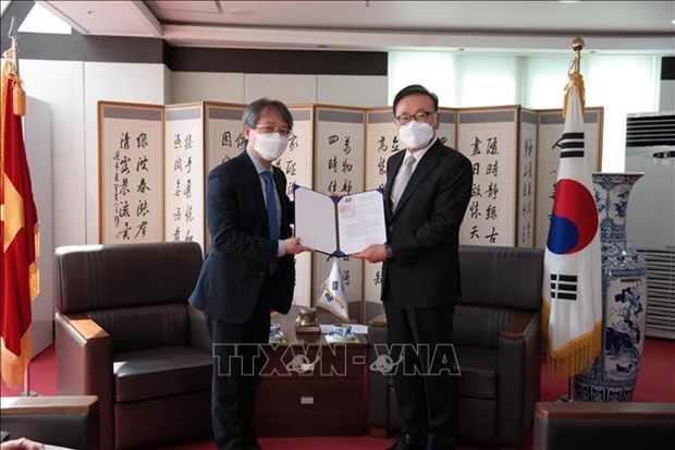 越南驻韩国大使向朴秀群颁发名誉总领事任命书 hinh anh 1