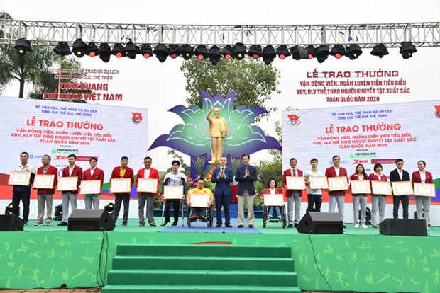 “越南体育荣耀”活动在河内举行 许多优秀运动员和教练员获表彰 hinh anh 1