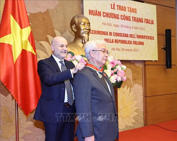 越南—意大利友好议员小组主席荣获意大利功绩勋章 hinh anh 1