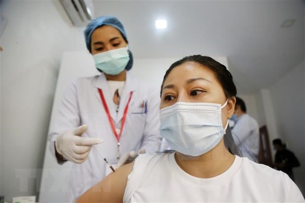 新冠肺炎疫情：柬埔寨推出为在柬外国人接种新冠疫苗计划 hinh anh 1