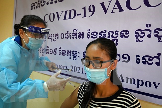 新冠肺炎疫情：疫苗接种成为柬埔寨的强制性措施 hinh anh 1