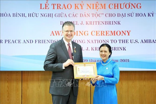 越南向美国驻越大使授予“致力于各民族和平友谊”纪念章 hinh anh 1