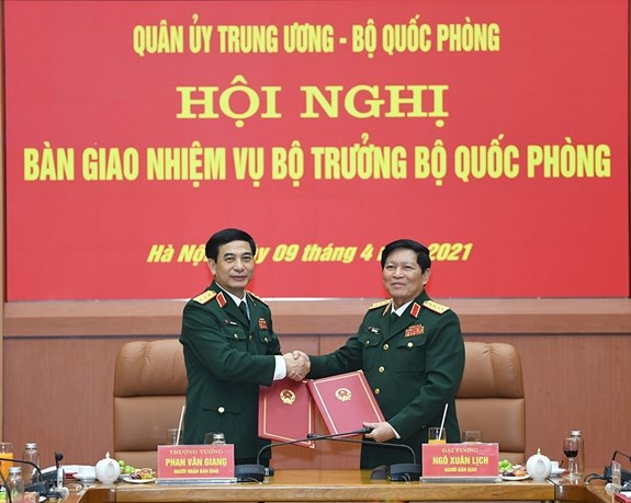 越南国防部长职务交接仪式在河内举行 hinh anh 1