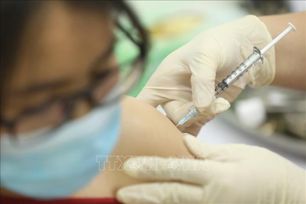 新冠肺炎疫情：越南首批6名志愿者接种第二针新冠疫苗COVIVAC hinh anh 1