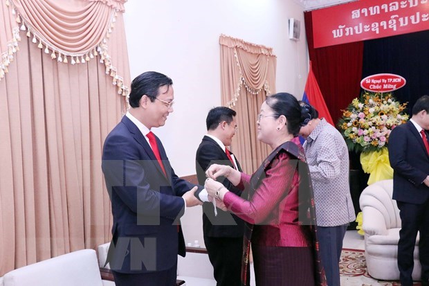 胡志明市领导向老挝驻胡志明市总领事馆致以2021年新年祝福 hinh anh 2