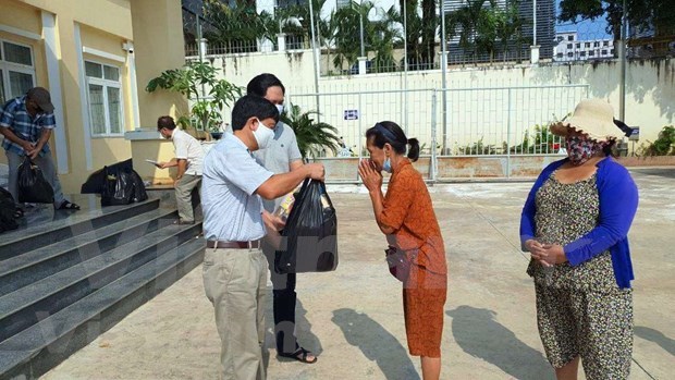 越南驻西哈努克省总领事馆向贫困越裔柬埔寨人赠送慰问品 hinh anh 1