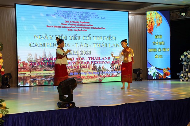 迎接柬老泰三国传统新年活动在头顿市举行 hinh anh 1