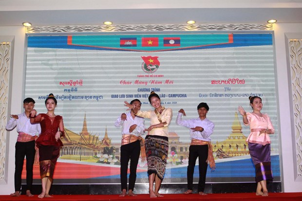胡志明市领导向老挝和柬埔寨大学生送去传统新年祝福 hinh anh 1