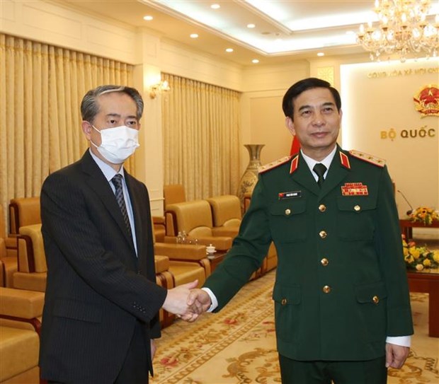 新任国防部长潘文江上将会见外国驻越大使 hinh anh 1