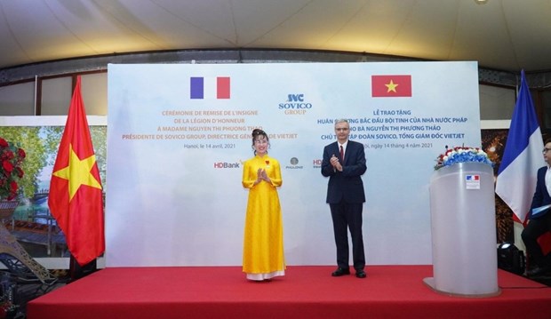 越南首位女商人荣获法国国家荣誉军团骑士勋章 hinh anh 1
