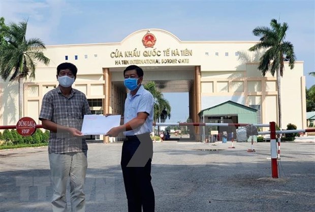 越南驻西哈努克省总领事馆接收坚江省的援助资金 hinh anh 1