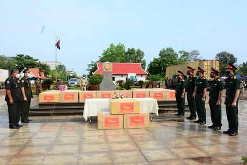 越南人民军第七军区向柬埔寨皇家军队第二军区赠送医疗物资 hinh anh 1