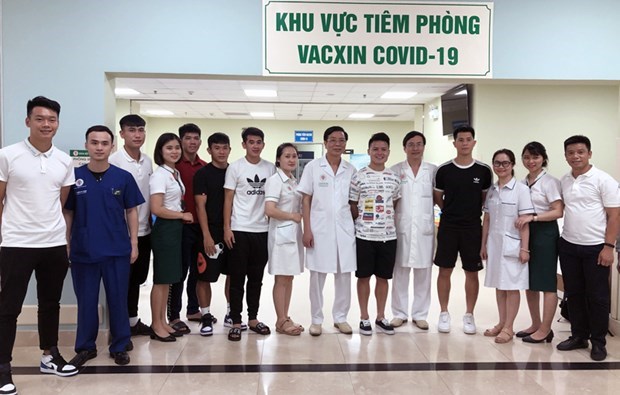 越南国家足球队完成新冠疫苗第一针接种 hinh anh 1