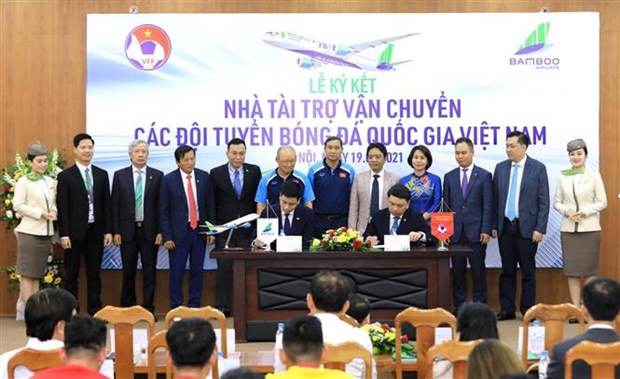 越竹航空成为越南国足为期3年的运输赞助商 hinh anh 1