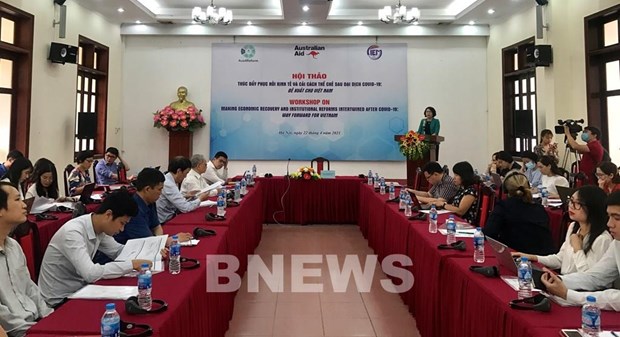 越南发布《疫情后促进经济复苏与体制改革报告》 hinh anh 1