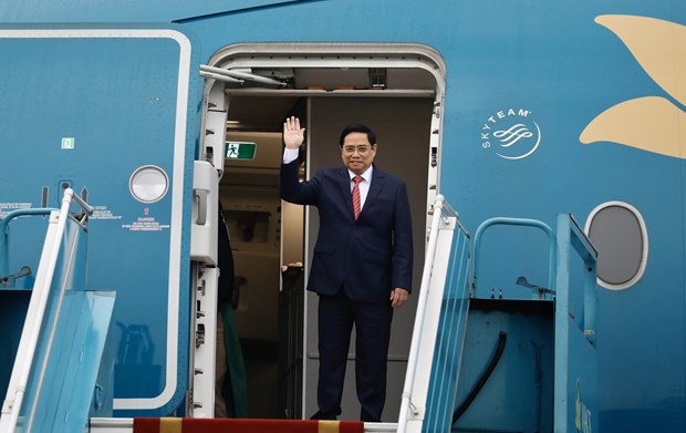 越南政府总理范明政离开河内前往印尼雅加达出席东盟领导人会议 hinh anh 1