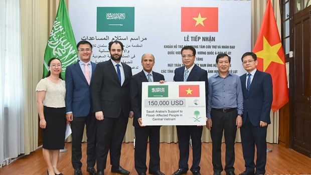沙特萨勒曼国王人道主义援助和救济中心向越南中部各省提供15万美元赠款 hinh anh 1