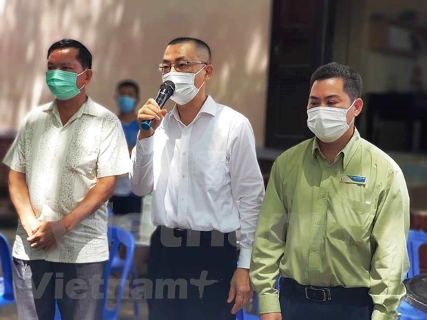 新冠肺炎疫情：越南驻柬埔寨大使呼吁在柬越南人不要偷渡回国 hinh anh 1