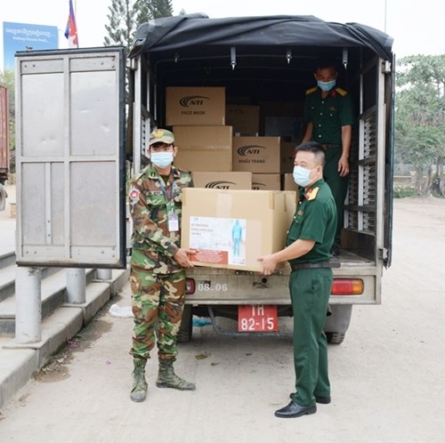 越南总后勤局向柬埔寨国防部赠送医疗物资 hinh anh 2