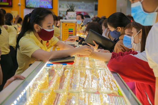 今日上午越南国内市场黄金价格每两在5500万越盾以上 hinh anh 1