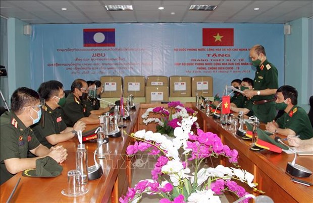 新冠肺炎疫情：老挝接收越南国防部提供的医疗物资 hinh anh 1
