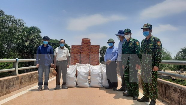 隆安省协助柬埔寨2个省份开展防疫工作 hinh anh 1