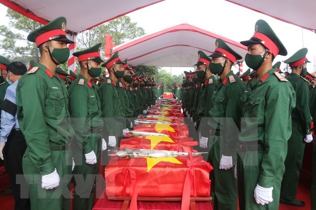 乂安省和清化省为在老牺牲的烈士遗骨举行安葬仪式 hinh anh 1