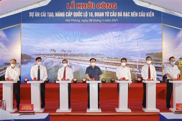 越南国会主席王廷惠出席10号公路海防路段升级改造项目动工仪式 hinh anh 1