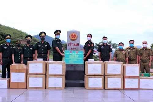河静省和山罗省边防部队向老挝部分省份的军事及公安力量赠送防疫物资 hinh anh 1