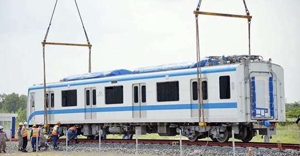 承包商将滨城-仙泉地铁1号线各列车安装在各条轨道上 hinh anh 1