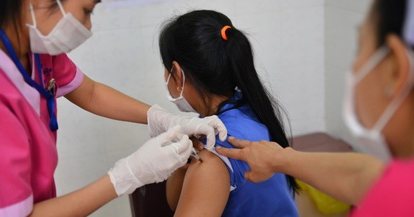 新冠肺炎疫情：柬埔寨为首都金边“疫情红区”80%居民进行接种 hinh anh 1