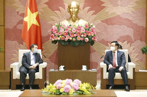 国会主席王廷惠会见老挝驻越大使森菲特·宏本让 hinh anh 1