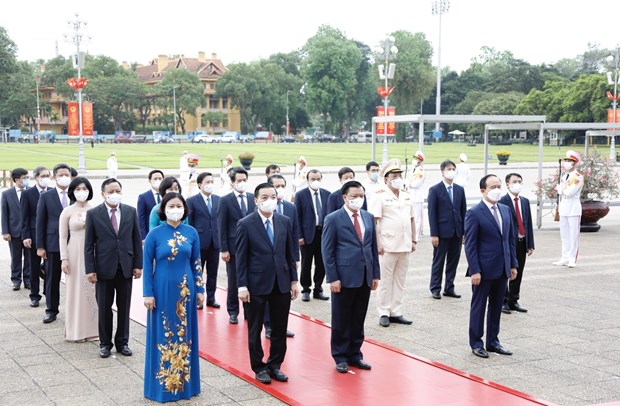 胡志明主席诞辰131周年：越南党和国家领导人入陵瞻仰胡志明主席遗容 hinh anh 3