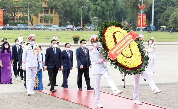 胡志明主席诞辰131周年：越南党和国家领导人入陵瞻仰胡志明主席遗容 hinh anh 4