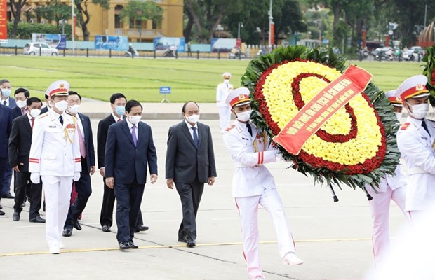 胡志明主席诞辰131周年：越南党和国家领导人入陵瞻仰胡志明主席遗容 hinh anh 1
