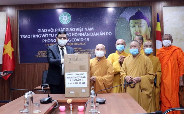 越南佛教协会向印度赠送用于抗击新冠肺炎疫情的医疗物资 hinh anh 1