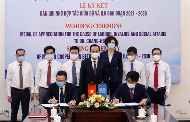 越南与ILO签署2021-2030年促进国际劳工标准在越实施的合作备忘录 hinh anh 1