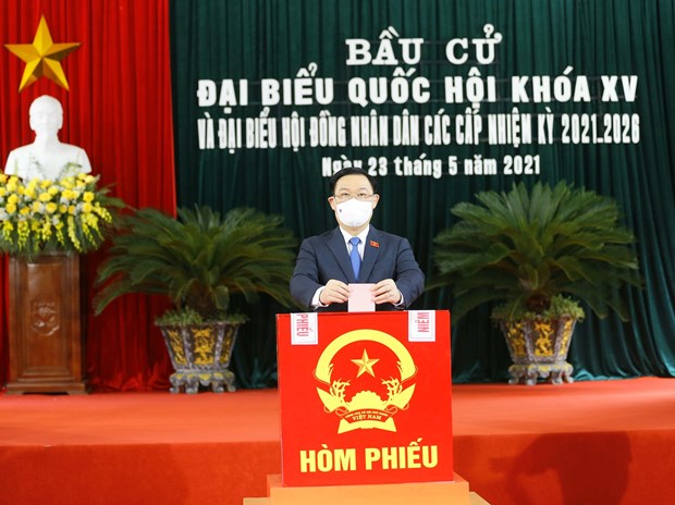 越南国会和各级人民议会换届选举：越南国会主席王廷惠在海防市安老县参加投票 hinh anh 1