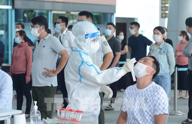 新冠肺炎疫情：岘港市为各高科技园区劳动者进行新冠病毒检测 hinh anh 1