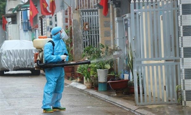 26日中午越南新增40例本土病例 为北江省高风险区的19万名工人和群众进行快速检测 hinh anh 1