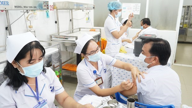 研究为在越南的外籍专家接种疫苗 hinh anh 1
