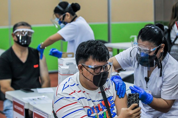 新冠肺炎疫情：柬埔寨新增近600例新冠肺炎确诊病例 菲律宾扩大新冠疫苗接种计划 hinh anh 2