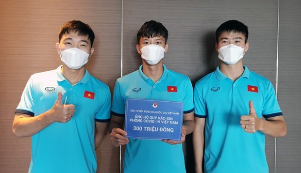 越南友好组织联合会和国家男子足球队捐款助力抗疫 hinh anh 2