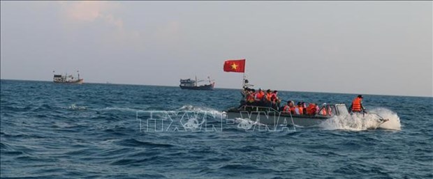 越南国家主席向“百万面国旗助力渔民靠海谋生”项目捐赠5000面国旗 hinh anh 1