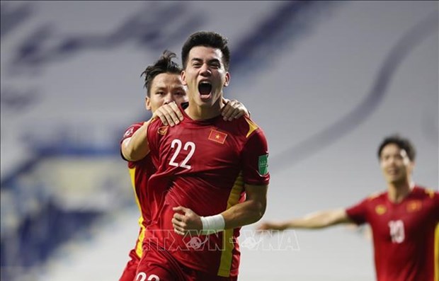 2022年卡塔尔世界杯亚洲区预选赛：越南队2-1击败马来西亚队 继续保持小组首位 hinh anh 1