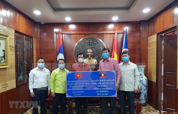 老挝各省捐款助力越南抗击新冠肺炎疫情 hinh anh 1