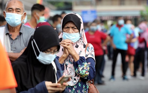 马来西亚批准新冠疫苗紧急使用 老挝要求密切接触者必须在指定隔离区接受隔离 hinh anh 1