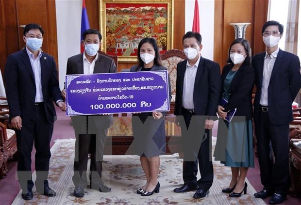 老挝人民继续与越南政府和人民携手抗击新冠肺炎疫情 hinh anh 1