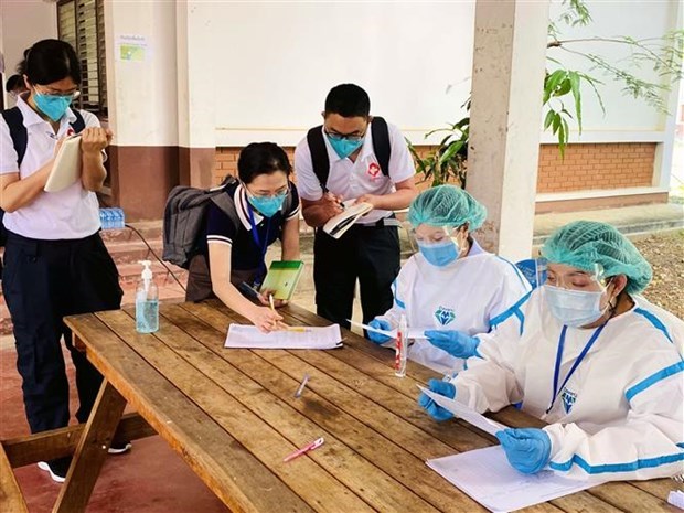 老挝向出境人员颁发新冠疫苗接种证书 泰国要求外国人购买新冠保险 hinh anh 1